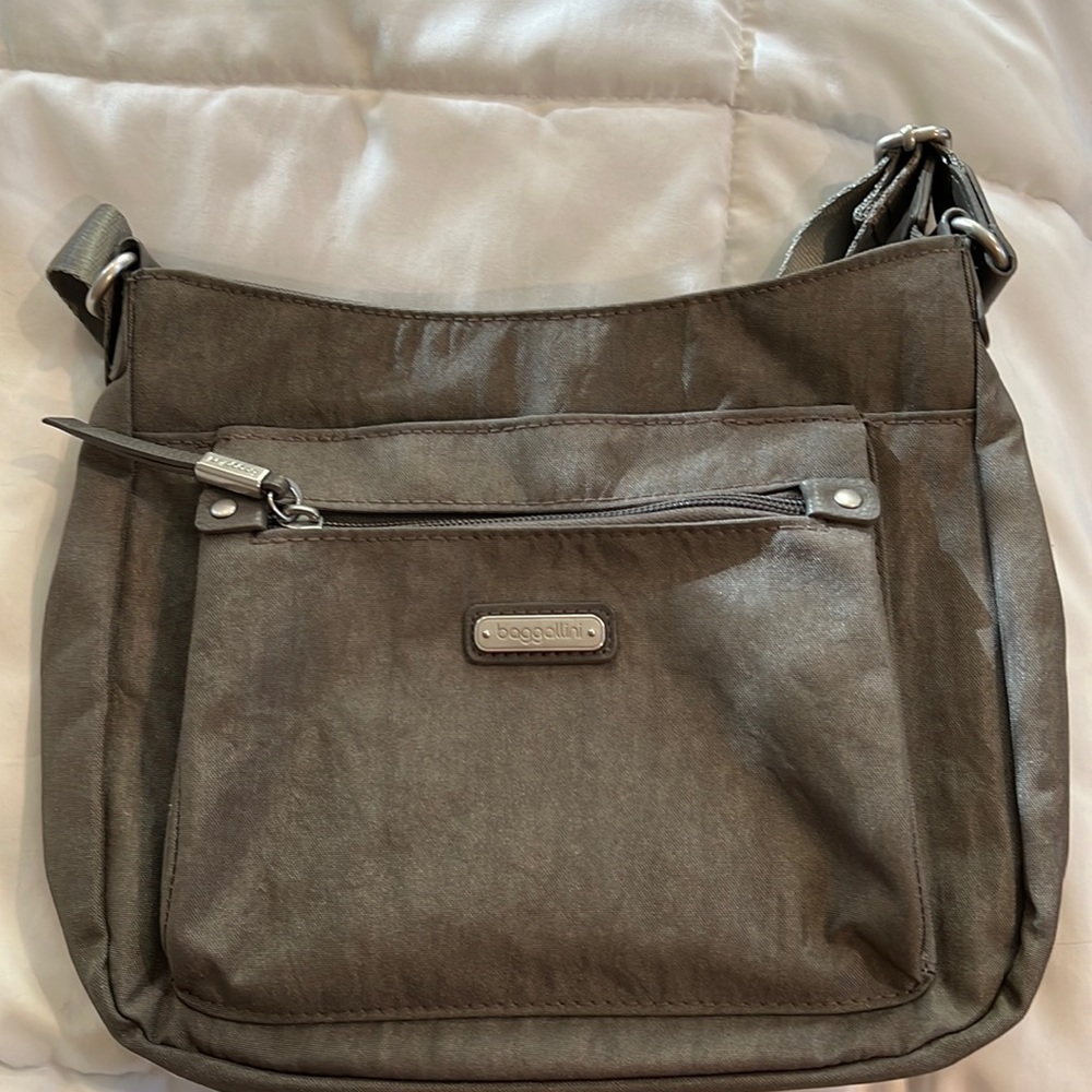 Baggallini go bag with RFID phone wristlet